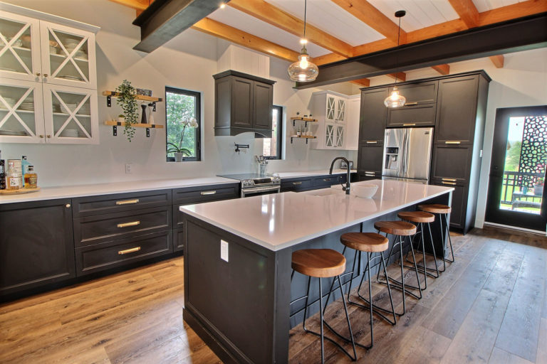 cuisine_farmhouse_noire_shaker_quartz_poutres (2)