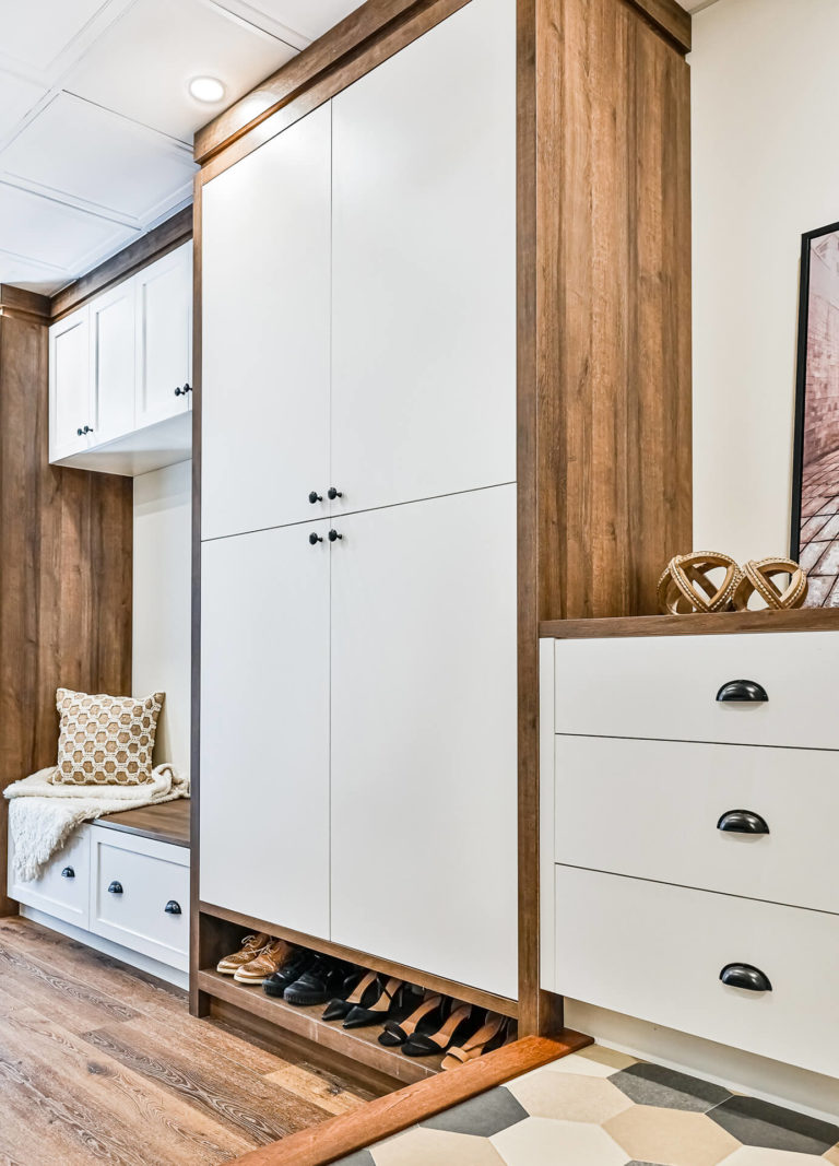 mudroom_salle_de_lavage_shaker_stratifié_farmhouse_moderne (18)