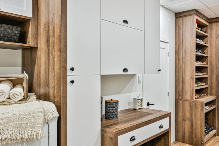 mudroom_salle_de_lavage_shaker_stratifié_farmhouse_moderne (9)